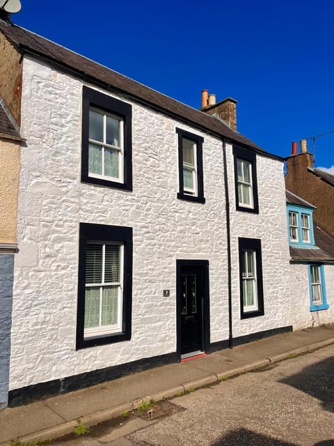 Character cottage in centre of Moffat House in England