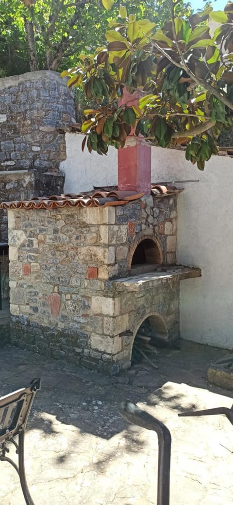 Magnolia Traditional Stone House in Vamvakou House in Arcadia, Greece