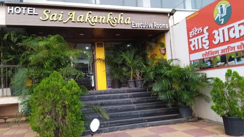 Property building, Facade/entrance, Property logo or sign, Logo/Certificate/Sign, Street view