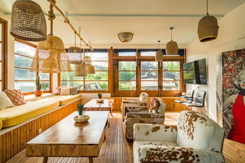 Natural landscape, Living room, Lounge or bar, Seating area, Bedroom