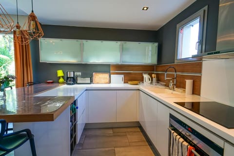 The Maryalice charming little house next to the beach! House in Talloires