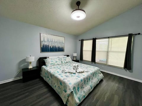 Tampa Getaway Pool House House in Town N Country