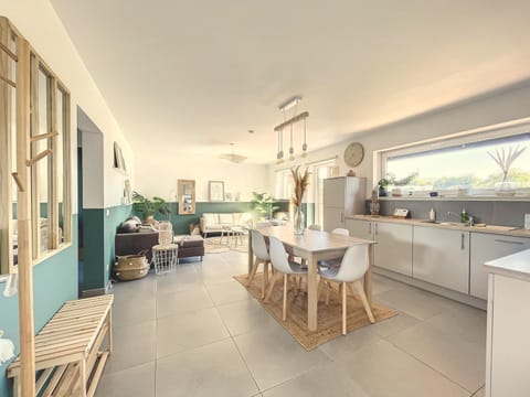 Property building, Living room, Lounge or bar, Dining area