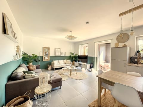 Nearby landmark, Living room, Lounge or bar, Seating area, Landmark view, locker