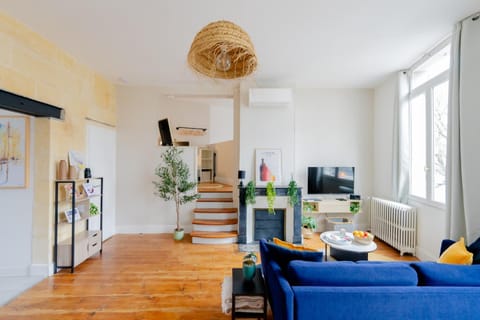 TV and multimedia, Living room, Seating area, fireplace, air conditioner