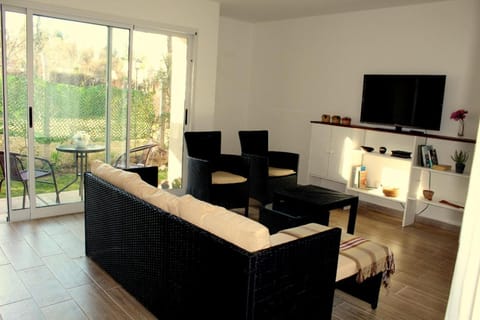 TV and multimedia, Living room, Seating area, Garden view
