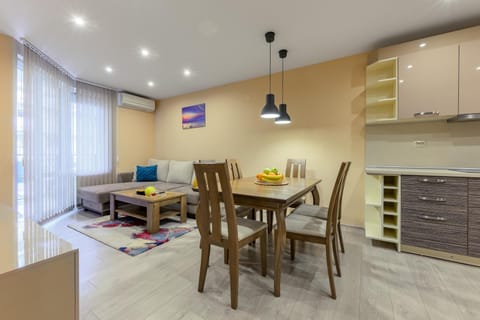 Communal lounge/ TV room, Kitchen or kitchenette, Living room, Seating area, Dining area, air conditioner