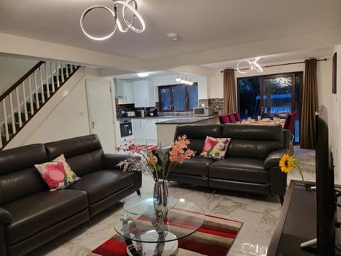 2023 & 2024 Winner of Travellers Award - Four Bedroom Houses & Studio Apartments - HS2 Contractors - NEC - Birmingham Airport - BCU & Aston University - Heartland Hospital - Jaguar - Star City Apartment in Metropolitan Borough of Solihull