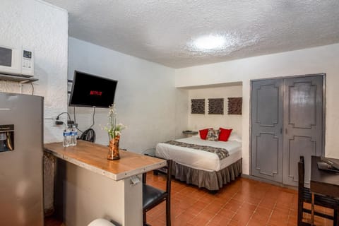 Bed, TV and multimedia, Kitchen or kitchenette, Photo of the whole room, Seating area, Dining area, Bedroom