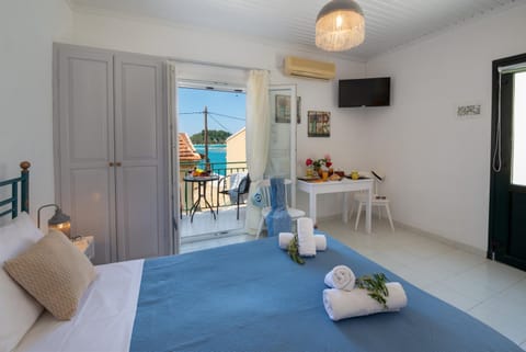 Bed, TV and multimedia, View (from property/room), Balcony/Terrace, Photo of the whole room, Bedroom, Sea view, towels