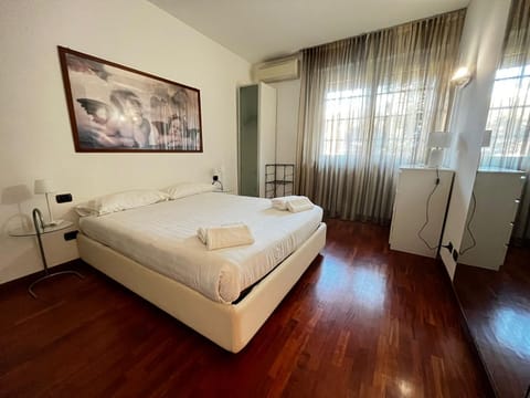 Bed, Bedroom, towels