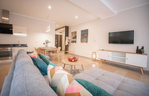 TV and multimedia, Kitchen or kitchenette, Living room, Seating area