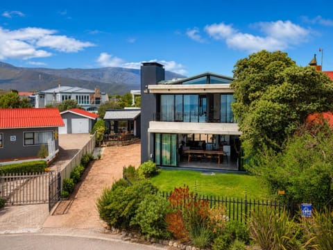 Property building, Day, Garden, Garden view, Mountain view