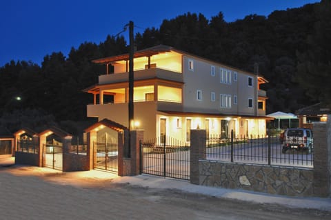 Facade/entrance, View (from property/room)