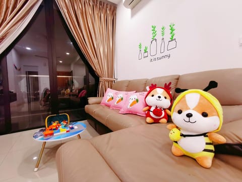 Communal lounge/ TV room, Living room, Seating area, Family, Family, air conditioner, air conditioner