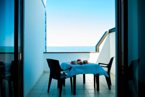 Property building, Balcony/Terrace, Food and drinks, Sea view