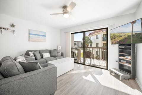 TV and multimedia, Balcony/Terrace, Living room, Seating area, furniture