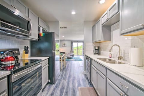 5 Mi to Branson Strip! Cozy Condo with Mtn Views Apartment in Branson