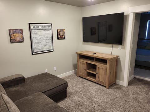 Lovely Condo! W/ free recreational vehicle parking Apartment in Garden City