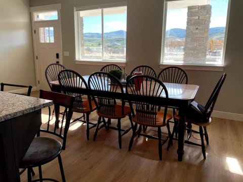 Lovely Condo! W/ free recreational vehicle parking Apartment in Garden City