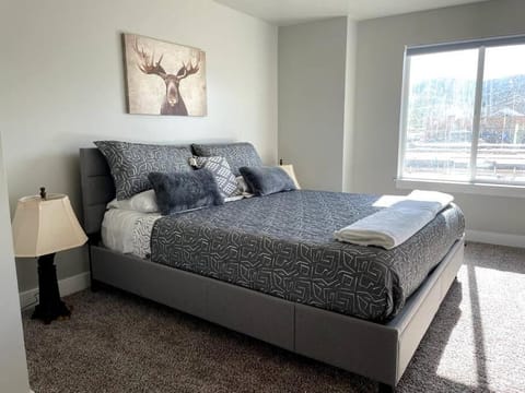 Lovely Condo! W/ free recreational vehicle parking Apartment in Garden City