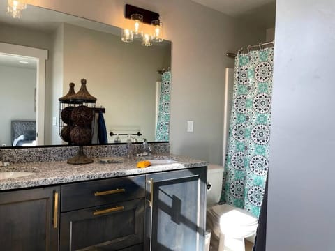 Lovely Condo! W/ free recreational vehicle parking Apartment in Garden City