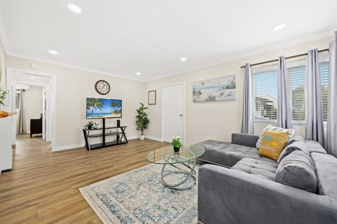 Communal lounge/ TV room, Bed, TV and multimedia, Living room, Photo of the whole room, Seating area, Evening entertainment