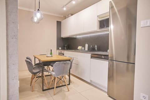 Kitchen or kitchenette, Dining area, dishwasher, minibar, pet friendly, stove