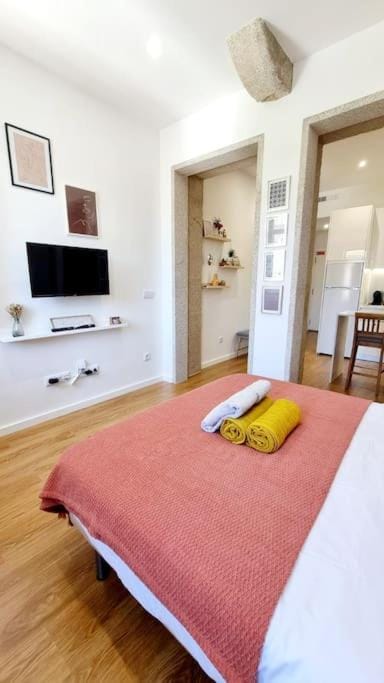 Bed, TV and multimedia, towels