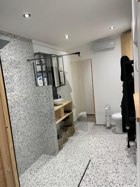 Shower, Toilet, Bathroom, towels