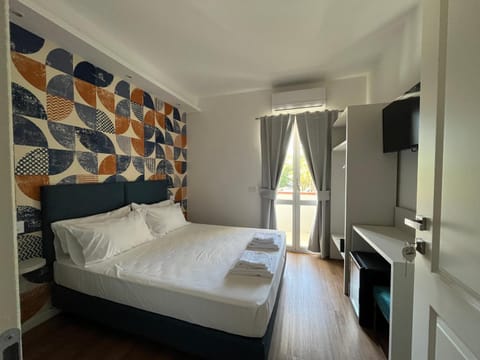 Bed, TV and multimedia, Photo of the whole room, Bedroom, towels, air conditioner
