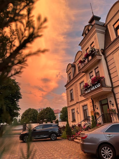 Property building, Facade/entrance, Day, View (from property/room), Decorative detail, Seating area, Sunset, Parking, internet