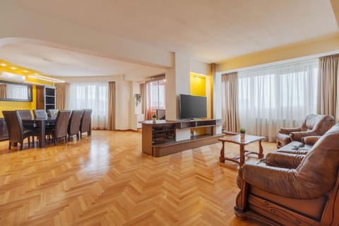 TV and multimedia, Living room, Seating area, Dining area