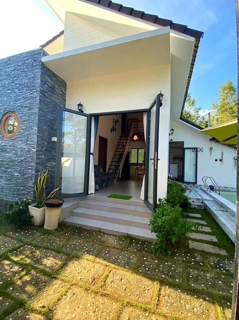 Property building, Facade/entrance, Day