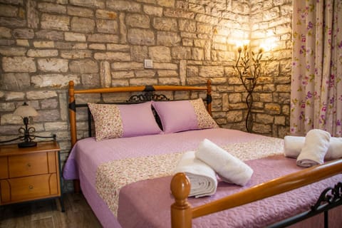 Το πέτρινο της Έυας Apartment in Messenia