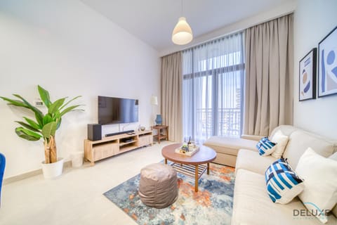 Property building, TV and multimedia, Living room, Swimming pool