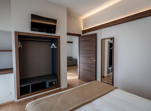 TV and multimedia, Photo of the whole room, Bedroom, safe, wardrobe