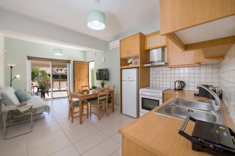 Kitchen or kitchenette, Dining area, stove