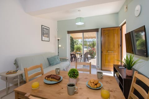 TV and multimedia, Living room, Seating area, Dining area