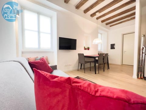 Cavana 5 Tirabora Short Rent Apartment in Trieste