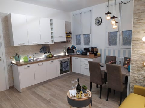 Coffee/tea facilities, Kitchen or kitchenette, Living room, Food and drinks, Seating area, Dining area, Drinks, dishwasher, minibar, oven, pet friendly, stove