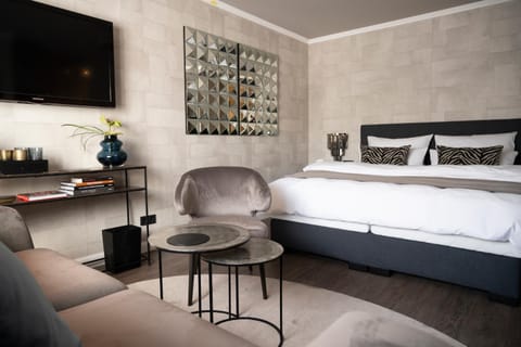 Photo of the whole room, Seating area