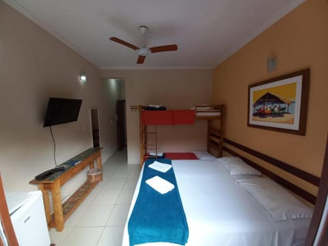 Bed, TV and multimedia, Photo of the whole room, Bedroom, fireplace