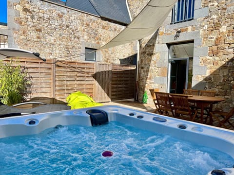 Property building, Patio, Hot Tub, Solarium, Spa and wellness centre/facilities