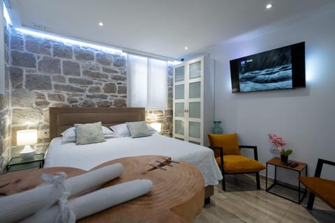 Bed, TV and multimedia, Bedroom