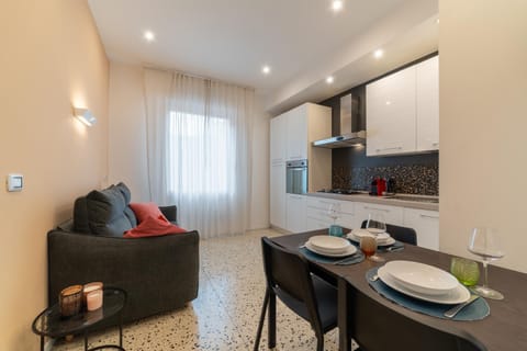 Kitchen or kitchenette, Living room, Seating area, Dining area, stove