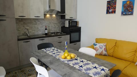 Kitchen or kitchenette, Living room, Seating area, Dining area, stove