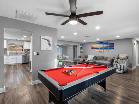 Pool Hot Tub Massage Chair Free EV Charger 5 Mins to Beaches! House in Florida