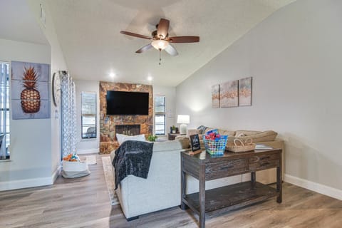 Largo Oasis with Pool and Grill 6 Mi to Beach! House in Largo