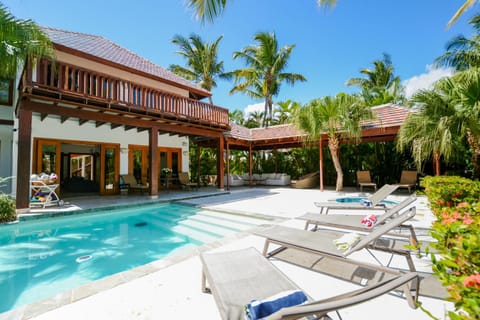 Property building, Garden, Swimming pool, sunbed